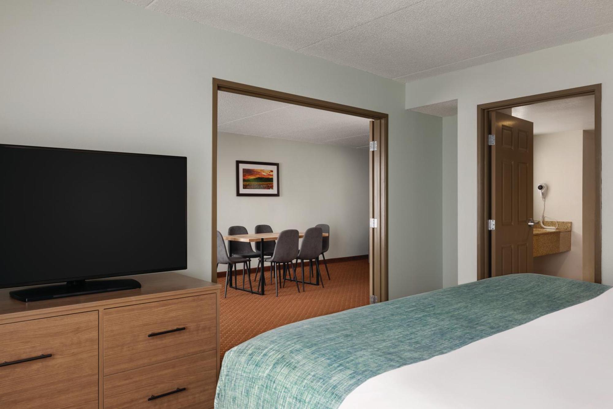 Wingate By Wyndham Louisville East Екстериор снимка